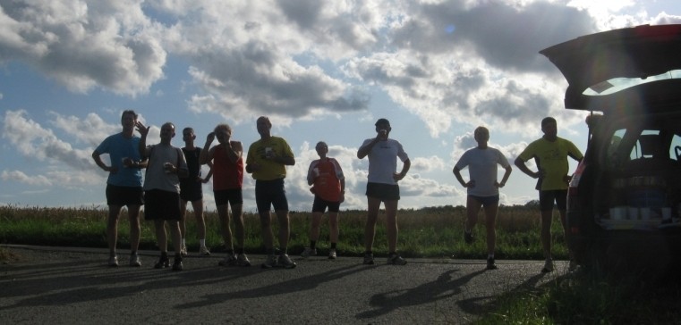 Läufer an der Verpflegungsstation Weinhallalauf Probelauf
